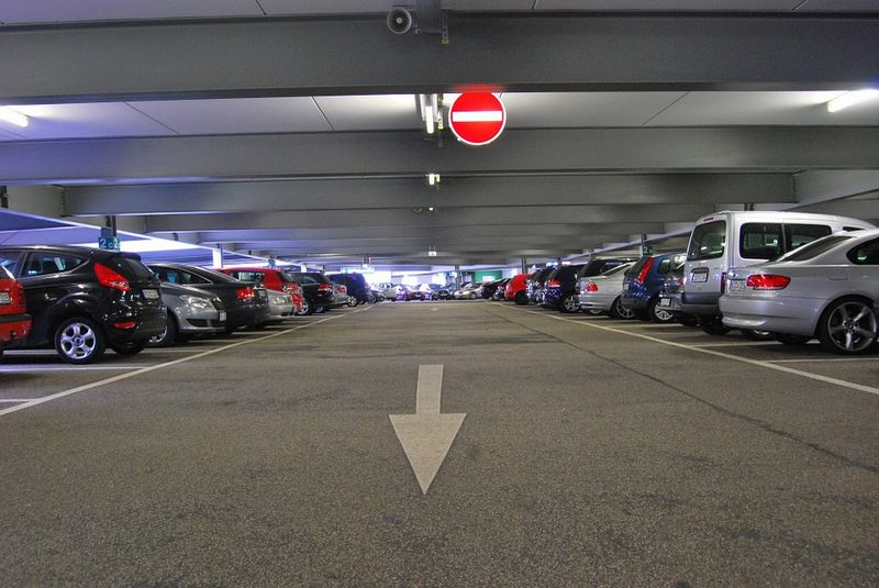 アルファードの駐車場で困るのは狭いスペースでコツはある?